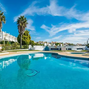 Apartment Oura Beachside Retreat: Pool, Wi-fi & Location, Albufeira